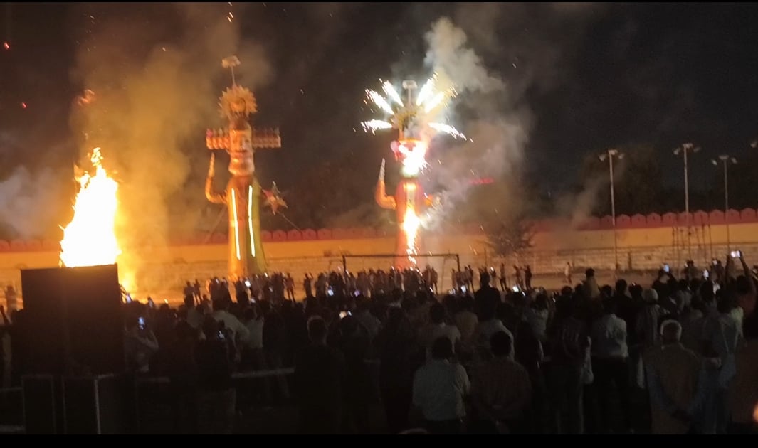 राजस्थान न्यूज:  उदयपुर में भव्य रावण दहन, 70 फीट ऊंचे रावण के साथ जले मेघनाद-कुंभकर्ण के पुतले