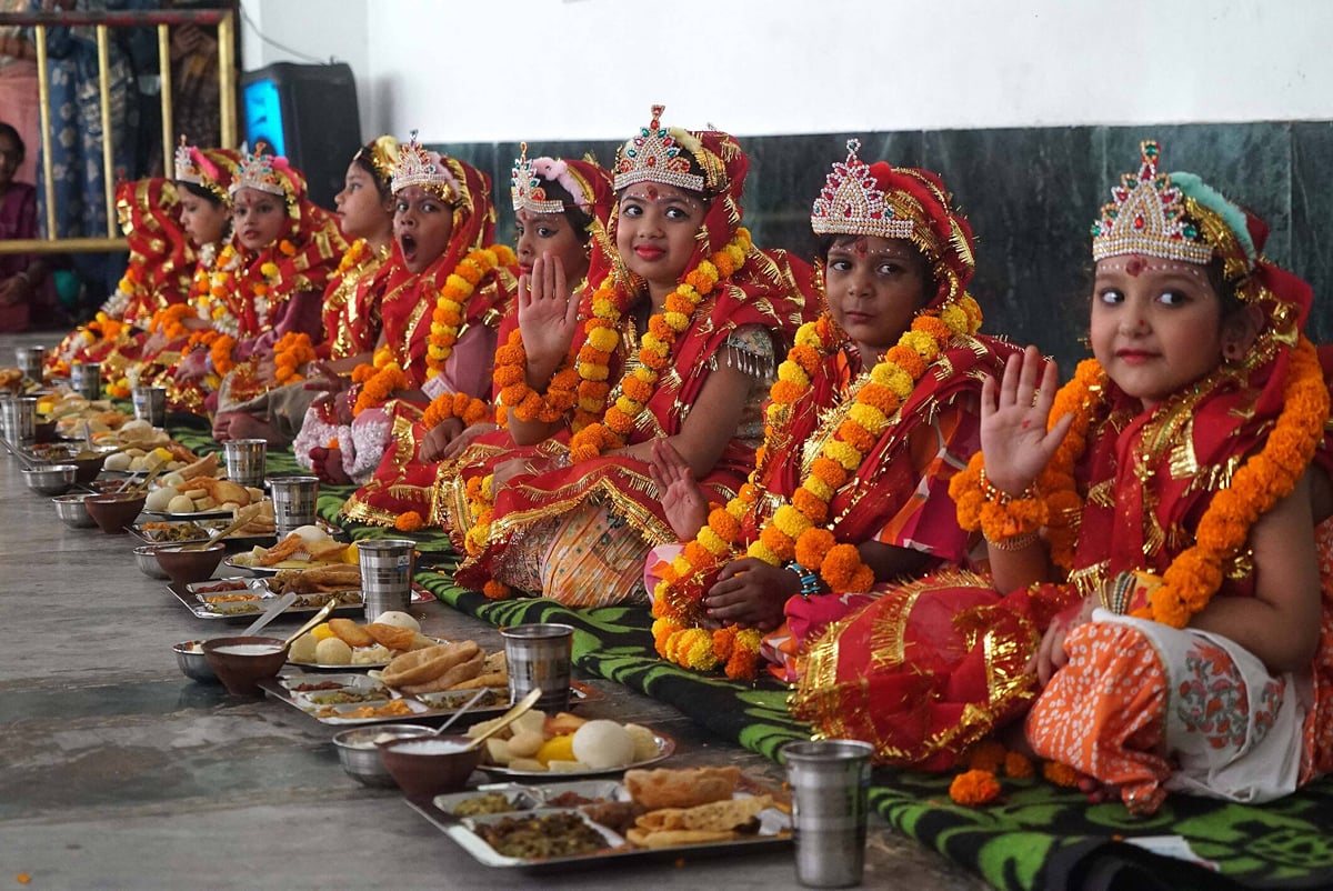 Varanasi News: कन्याओं के पखारे पांव, पूजन कर उतारी आरती, घरों-मंदिरों-पूजा पंडालों में हुई अष्टमी और नवमी की पूजा