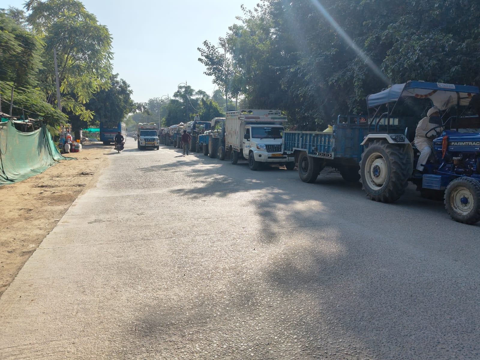 Queues of tractors outside the mandi despite the release of a procurement schedule