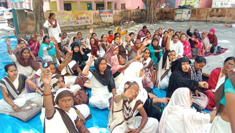 Budaun News: समान वेतन की मांग को लेकर धरना
