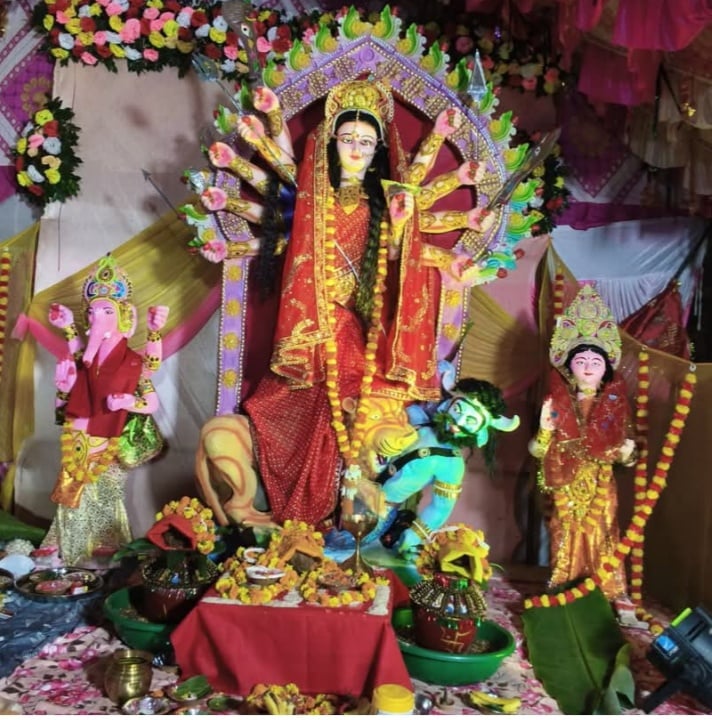Prayagraj News: नवमी पर दुर्गा मंदिरों में उमाली श्रद्धालुओं की भारी भीड़