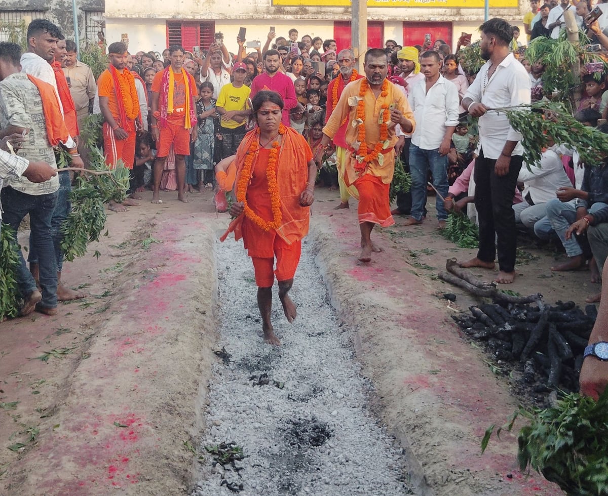 Siddharthnagar News: धधकते अंगारों पर नंगे पांव चले, 17 भक्तों ने दी ''''अग्नि'''' परीक्षा