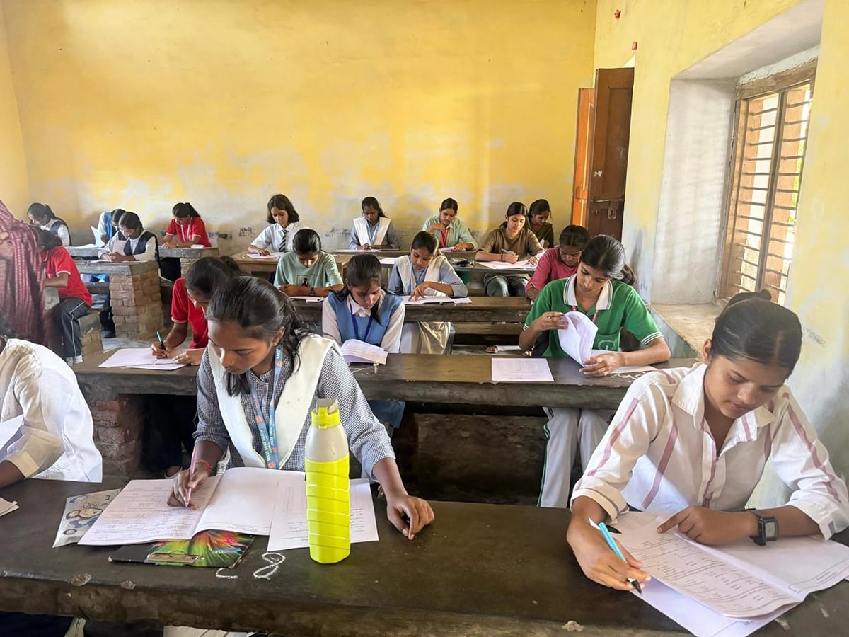 Mau News: जमुना राय की स्मृति में हुई छात्रवृत्ति परीक्षा