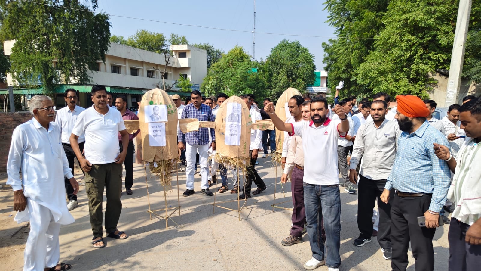 सरकार का पुतला लेकर नारेबाजी करते बिजली कर्मचारी। 