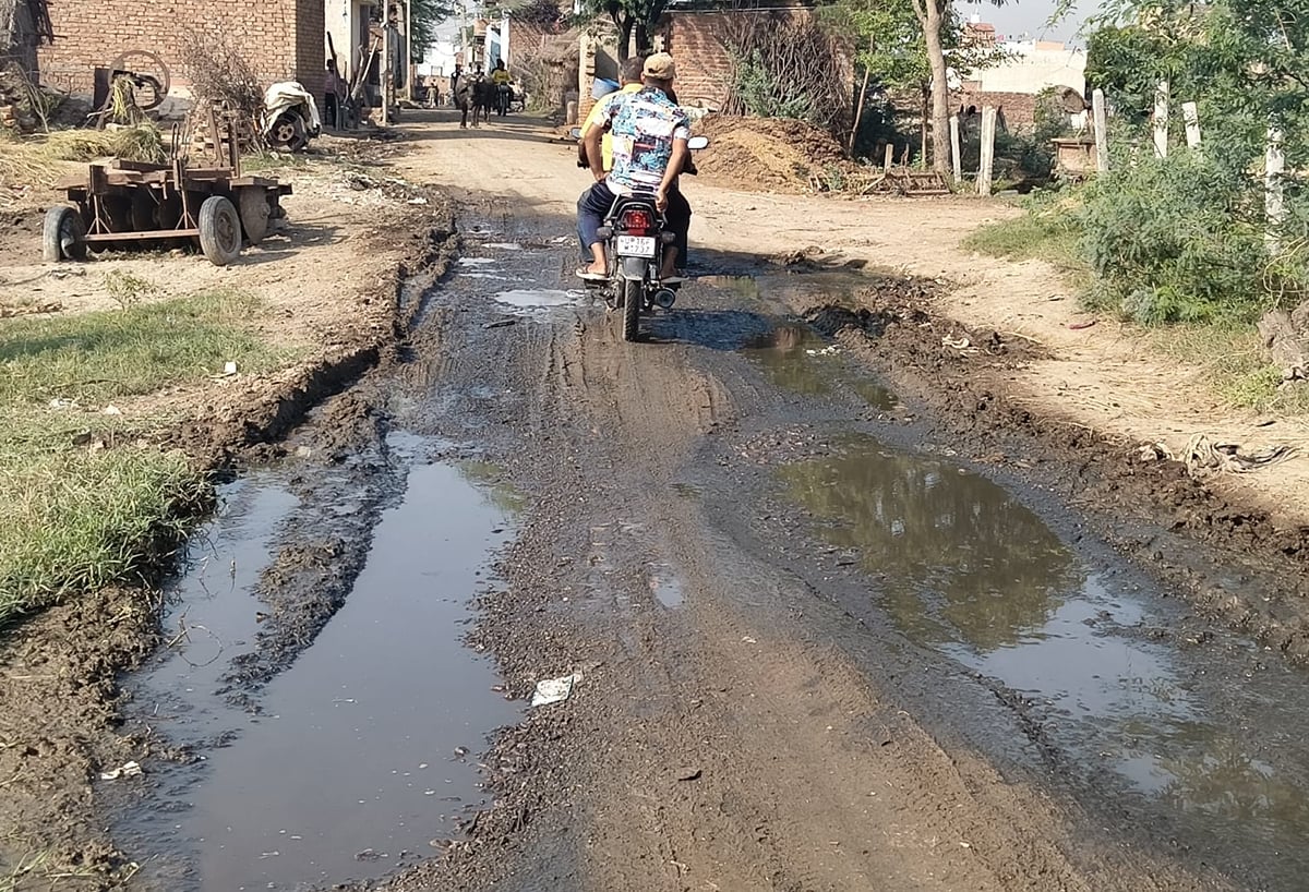 Noida News: नाली नहीं, सड़कों पर जलभराव