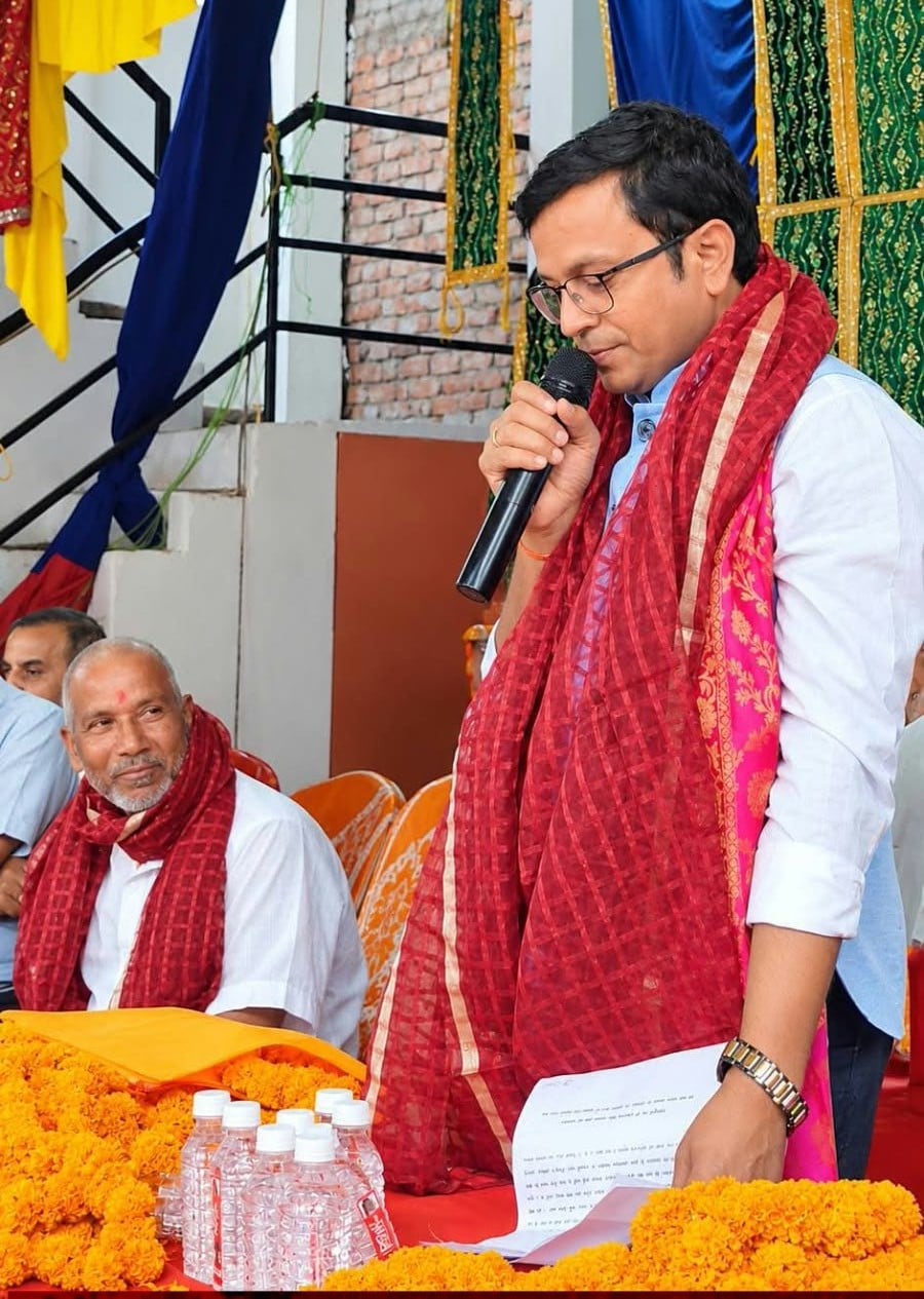Bhadohi News: रामलीला स्थल पर सांसद ने इंटरलॉकिंग का किया उद्घाटन