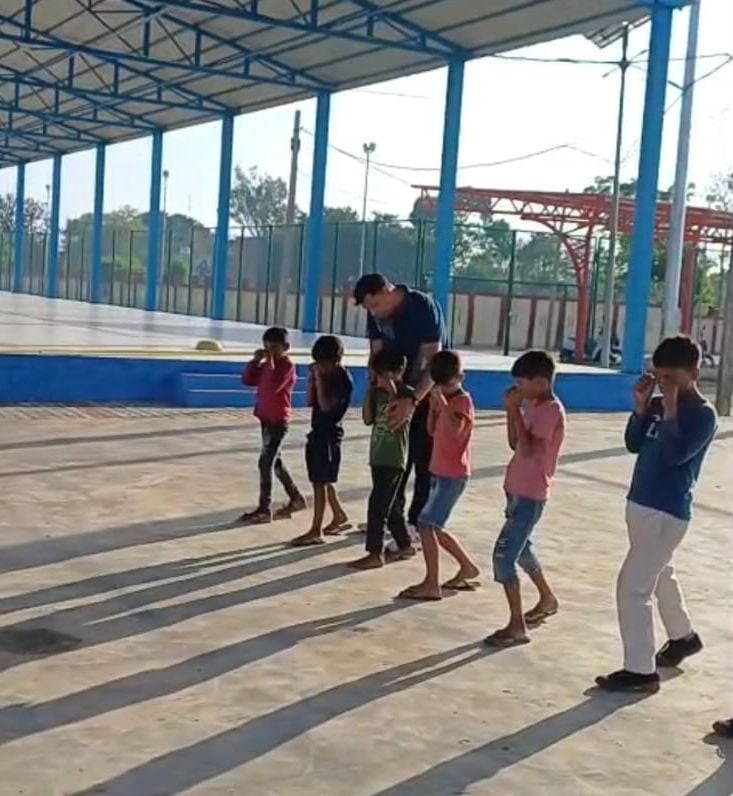 Budaun News: बच्चों को आत्मरक्षा के गुर सिखा रहे कोच, स्टेडियम में चल रहा प्रशिक्षण