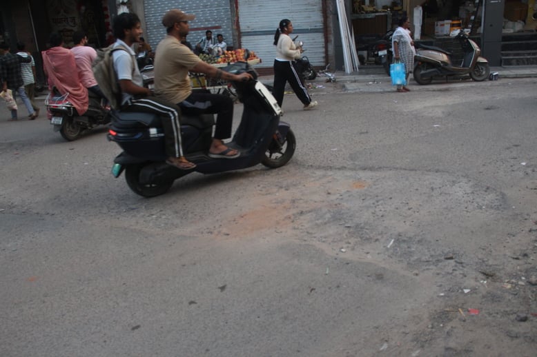Jhansi News: तय समयसीमा में गड्ढामुक्त नहीं हो पाएंगी महानगर की सड़कें