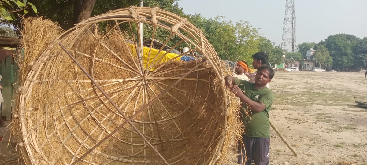 Jaunpur News: शाहगंज में 85 फीट ऊंचा बनाया गया रावण का पुतला, 166 स्थानों पर लगेंगे मेले