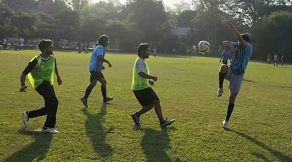 शाहजहांपुर में फुटबॉल टूर्नामेंट में प्रतिभाग करते खिलाड़ी। स्रोत: आयोजक