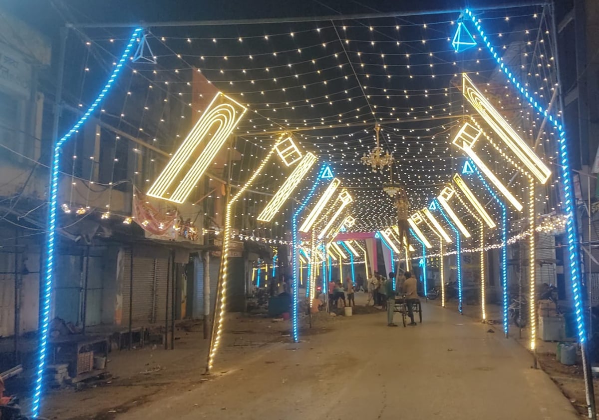 Azamgarh News: नवमी पर घरों में हवन-पूजन, पंडालों में उमड़ी भीड़