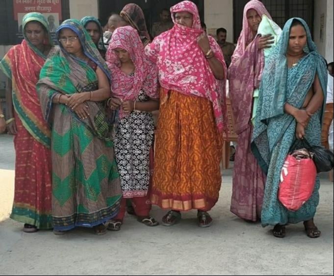 Mirzapur News: शीतला धाम में चेन-फोन चुराने वाला आठ महिलाएं पकड़ी गईं