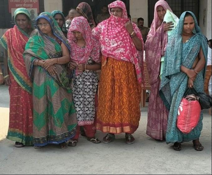 शीतला धाम में दर्शन-पूजन करने आने वाले श्रद्धालुओं के आभूषण और मोबाइल चोरी करने गिरोह की महिलाए