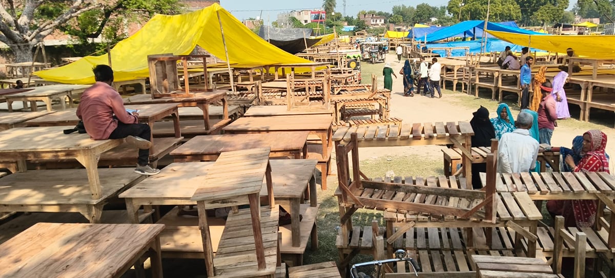Prayagraj News: आनापुर-तिलईबाजार में लकड़ी के सामान की धूम