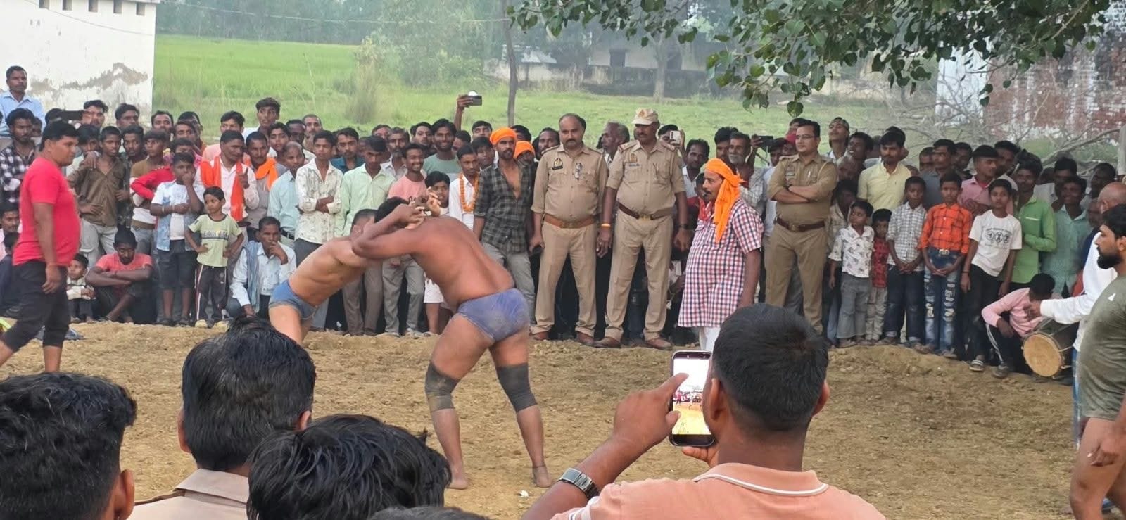 दंगल में एक दूसरे को चित करने का प्रयास करते पहलवान। स्रोत: आयोजक।