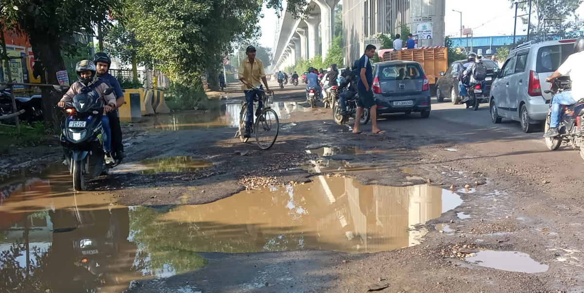 Ghaziabad News: गड्ढों में जिम्मेदारी... हिचकोले खा रहा सफर