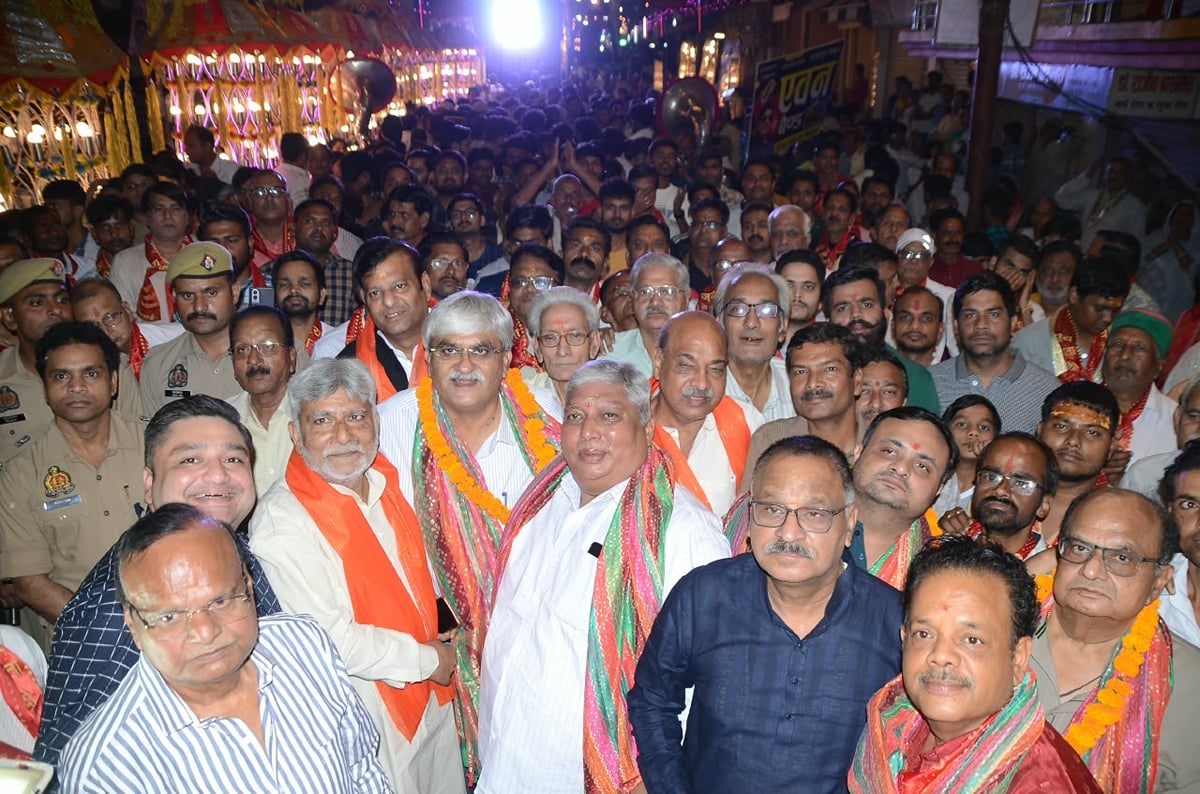 Firozabad News: भव्यता से निकली मां दुर्गा शोभायात्रा, जगह-जगह स्वागत