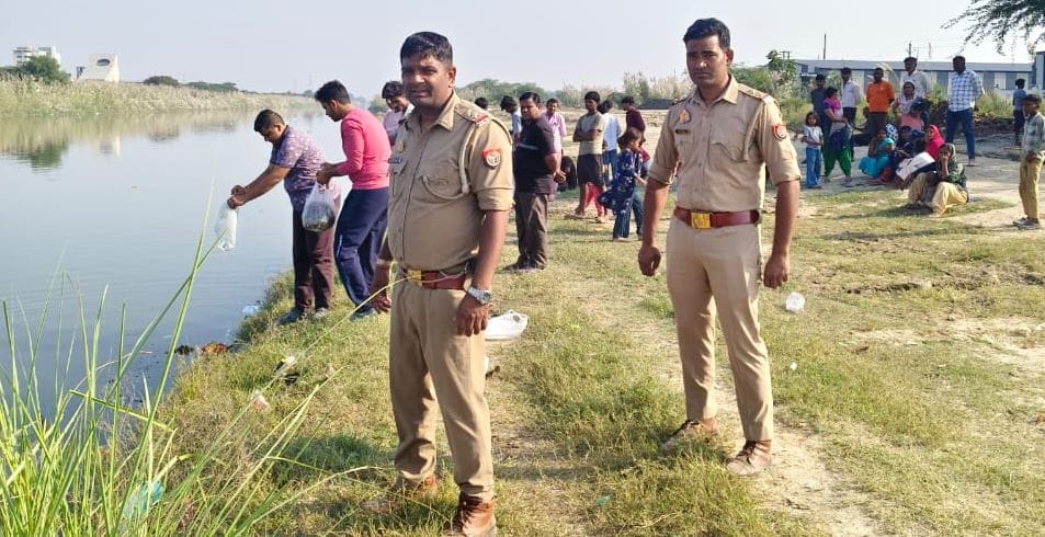धौलाना में नहर में डूबे व्यक्ति की तलाश करते पुलिसकर्मी। संवाद