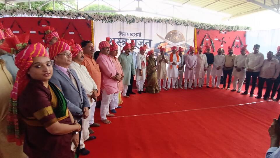 देवास: विजयादशमी पर मंत्री तुलसी सिलावट ने पुलिस लाइन में किया शस्त्र पूजन, जलसंकट की चुनौतियों पर किया संवाद