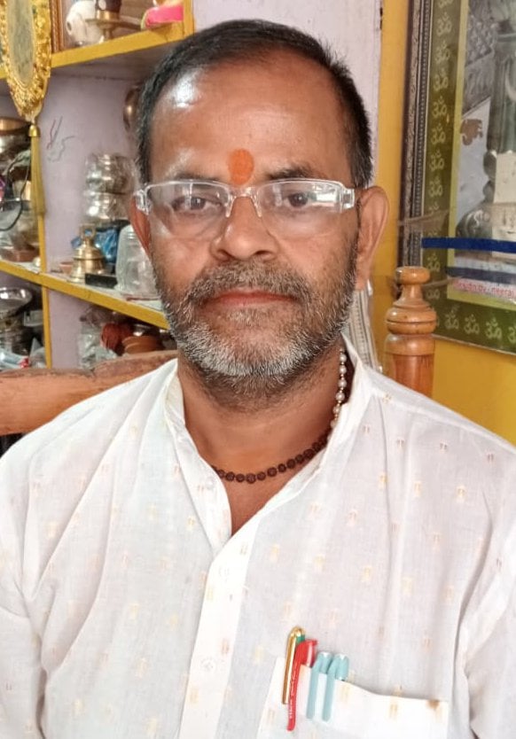Pratapgarh News: बर्तन की चमक बढ़ी, नवरात्र में जमकर हो रही खरीदारी