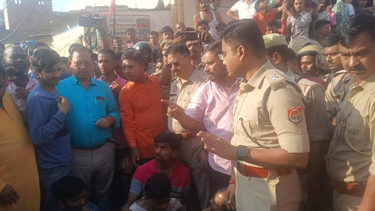 Bahraich News: दुर्गा प्रतिमा विसर्जन जुलूस में एसओ ने की अभद्रता, भड़के लोगों ने लगाया जाम