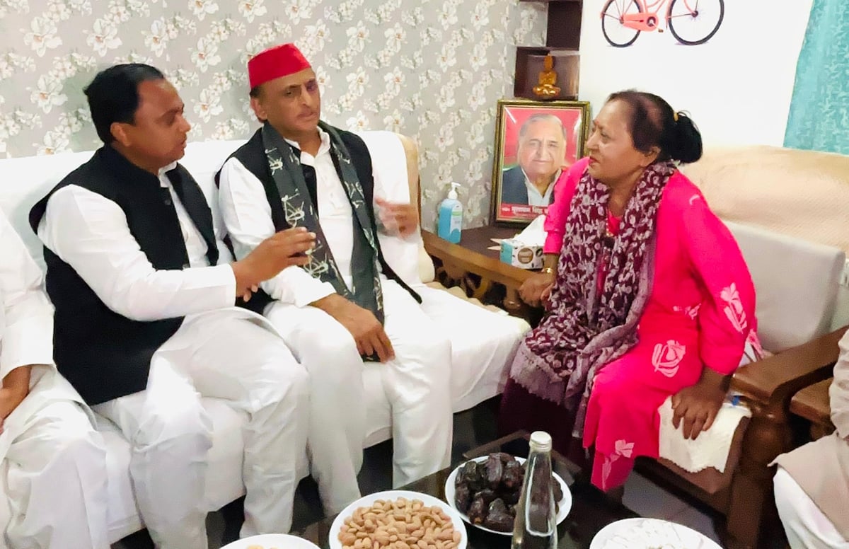Azamgarh News: अखिलेश यादव ने विद्या चौधरी का जाना कुशलक्षेम