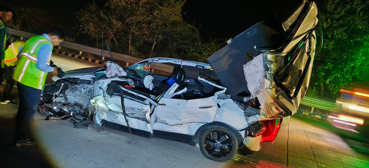 Car traveling from Noida to Agra rams into a stationary truck
