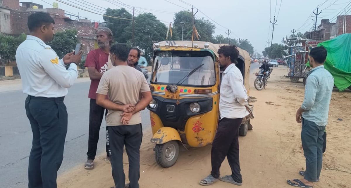 Firozabad News: ओवरस्पीड में 153 और ओवरलोड ऑटो-ई-रिक्शा पर 52 चालान, एक बाइक सीज