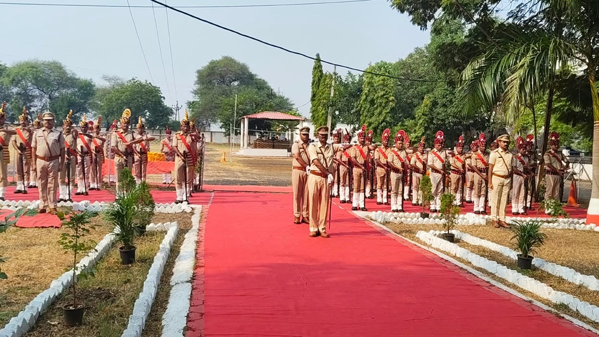 एमपी: हरदा में पुलिस स्मृति दिवस पर शहीदों को नमन, 154 पुलिसकर्मियों के नाम पढ़े गए; परिजनों का किया सम्मान