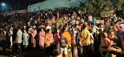 20जेएनडी17,18,19 :रावण दहन के समय अर्जुन स्टेडियम में उमड़ी शहरवासियों की भीड़। संवाद