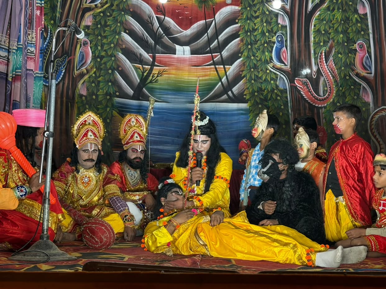 Upon being struck by the divine weapon, Lakshmana fell unconscious; tears flowed from the eyes of the spectators.