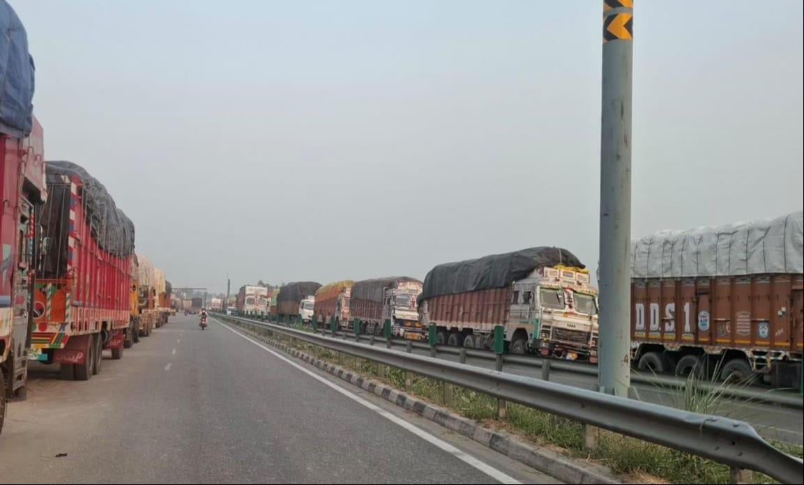 Shamli News: धान से लदे ट्रक बॉर्डर पर फंसे,  प्रवेश का इंतजार