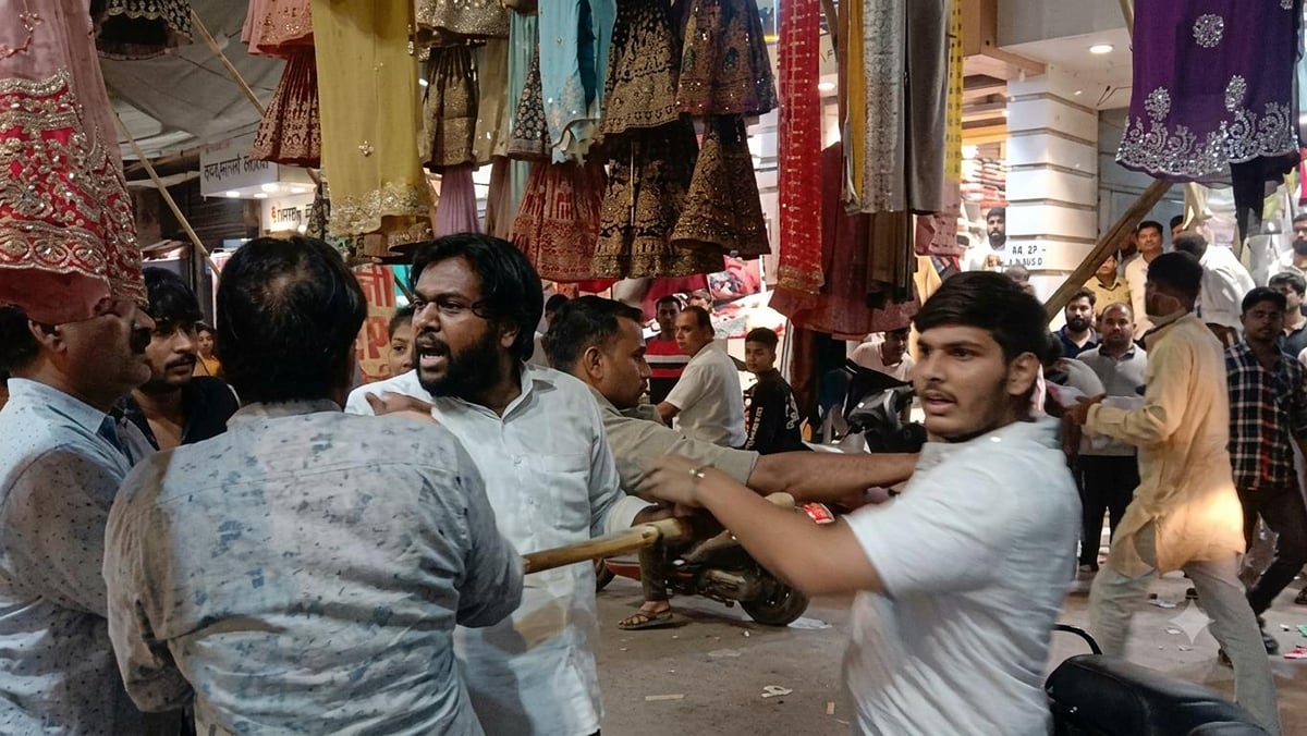 Hathras News: युवती पर अभद्र टिप्पणी, विरोध करने पर शोरूम का शटर बंद कर परिजनों को पीटा