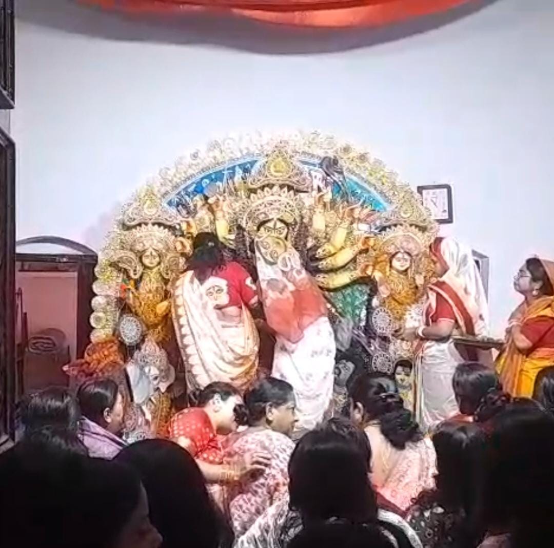 बंगाली समुदाय की महिलाओं ने सिंदूर की होली कर माता को दी विदाई