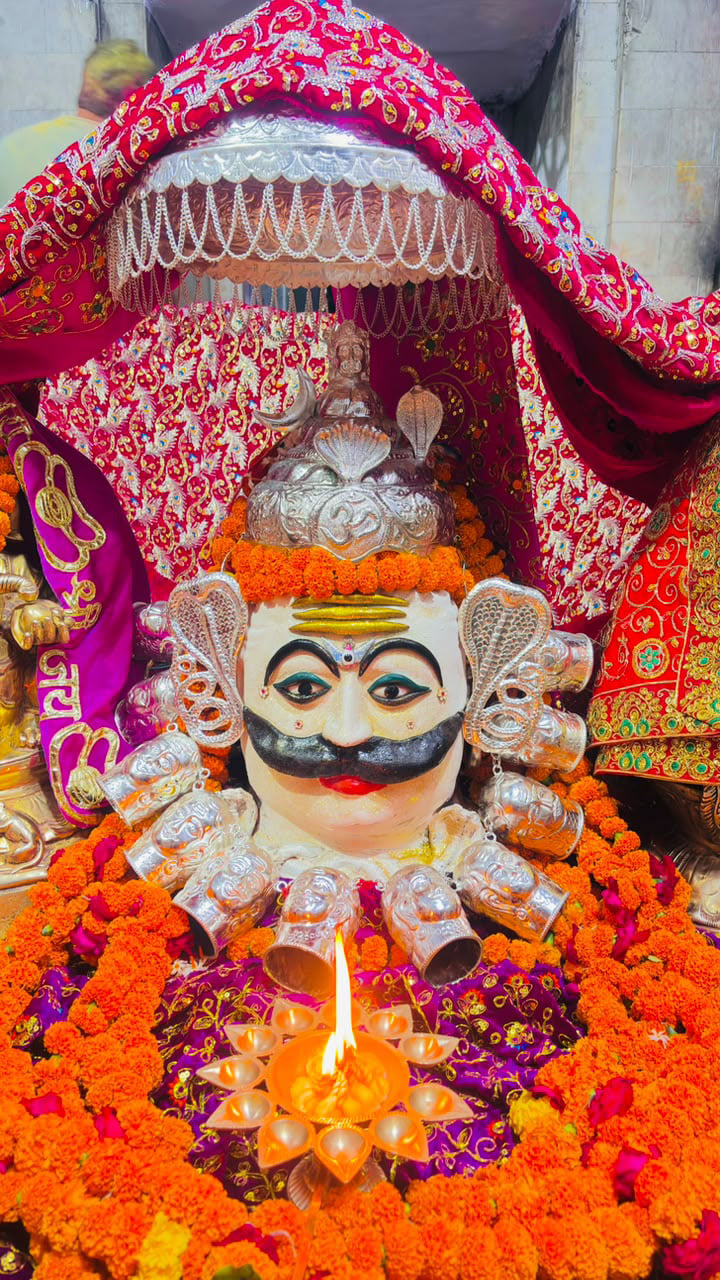 विजयादशमी : बटेश्वर में ब्रह्मलाल महाराज का भव्य शृंगार पूजा