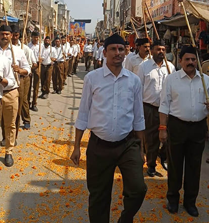 छर्रा में पथ संचलन निकालते स्वयंसेवक। संवाद 
