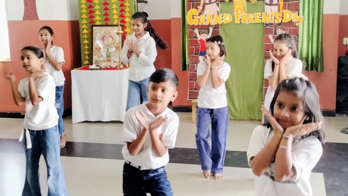 Meerut News: एसवीएस में ग्रैंडपेरेंट्स डे, बच्चों ने दर्शाया संस्कारों का महत्व