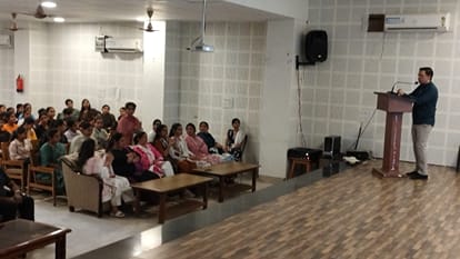 फोटो 1 नरवाना। मानसिक स्वास्थ्य के प्रति जागरूक करते हुए डॉ. विवेक गर्ग। स्रोत संस्थान।