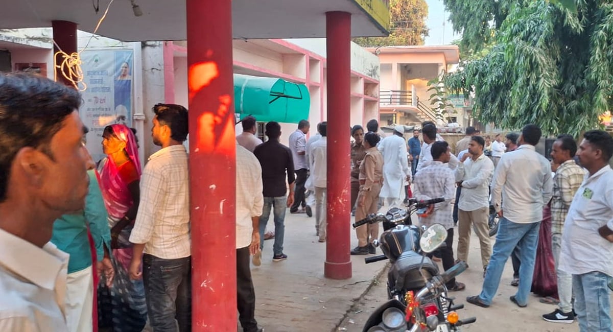 Balrampur News: बरही में शामिल होने जा रही महिला की सड़क हादसे में मौत, पति जख्मी