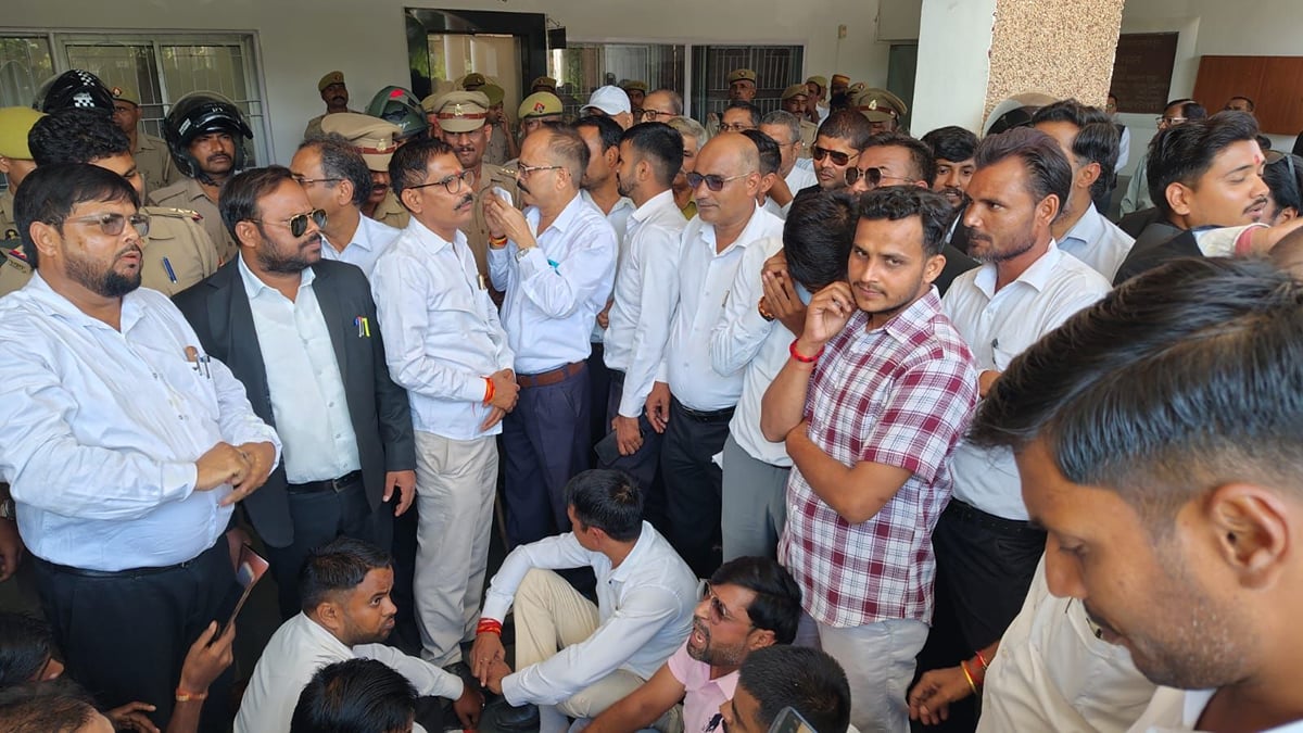 Balrampur News: डीएम के घेराव को पहुंचे अधिवक्ताओं की पुलिस से नोकझोंक