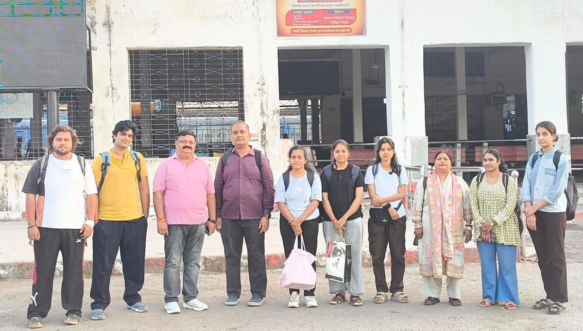 Balrampur News: वनस्पति विज्ञान के विद्यार्थी शैक्षणिक भ्रमण पर केरल रवाना