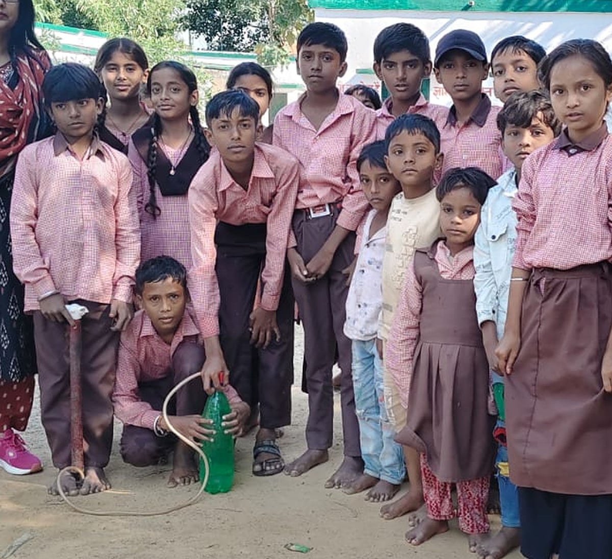 Balrampur News: पानी और हवा के दबाव से उड़ाया रॉकेट, बच्चों ने सीखे विज्ञान के गुर