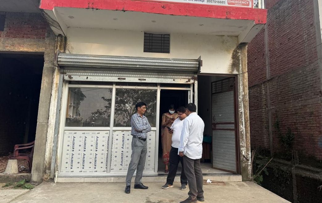 Balrampur News: बिना लाइसेंस संचालित तीन क्लीनिक सील, एक को नोटिस