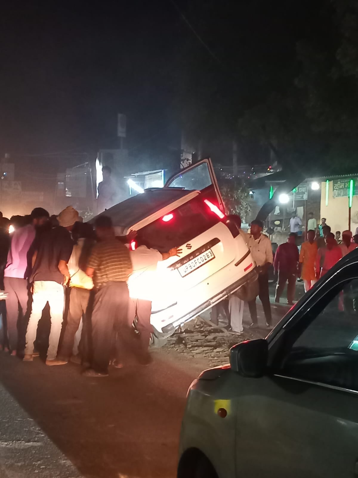 Agra News: तेज रफ्तार कार डिवाइडर पर चढ़ी, चालक घायल