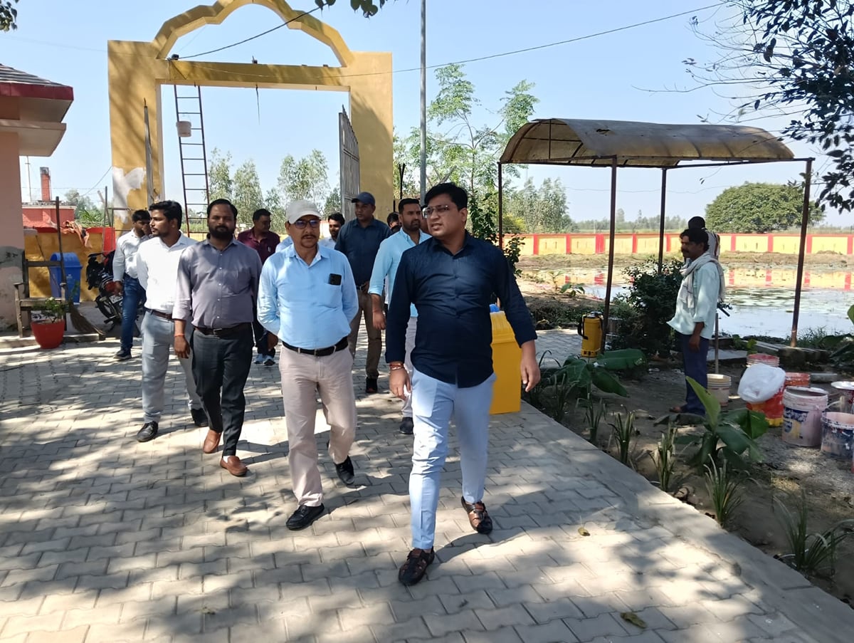 Pilibhit News: मुख्यमंत्री के दौरे को लेकर डीपीआरओ ने गांव का किया निरीक्षण