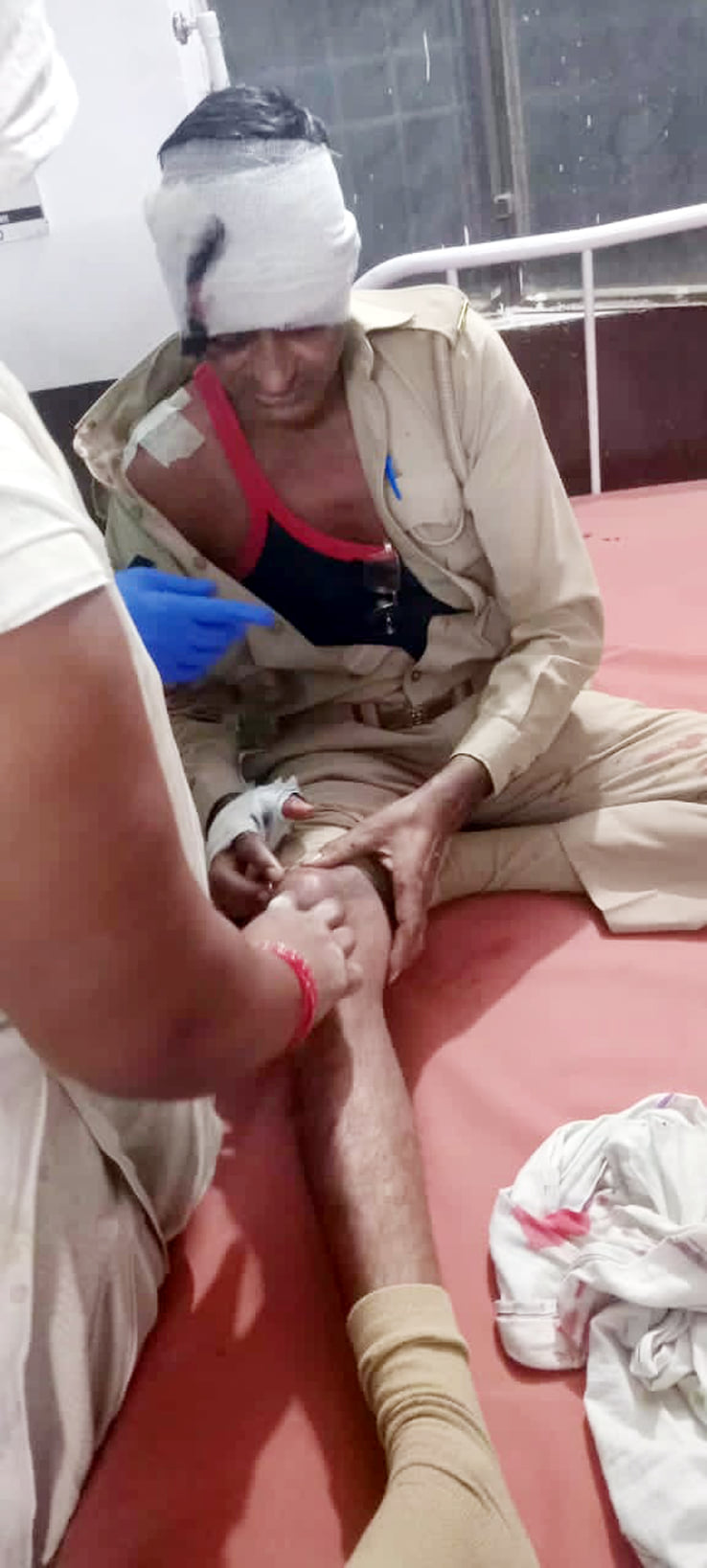 Budaun News: पिकअप के ओवरटेक करने पर बाइक फिसली, पीआरडी जवान घायल