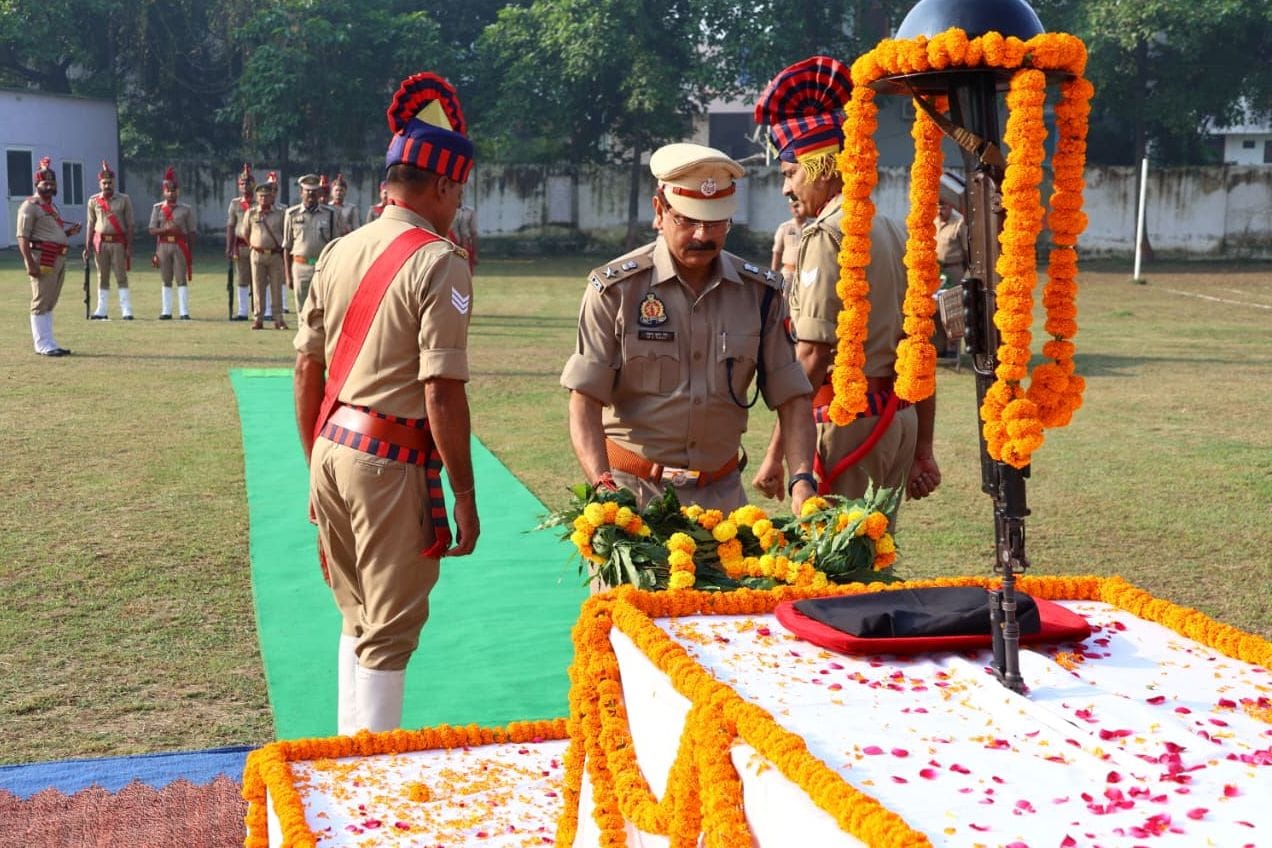 हापुड़ पुलिसलाइन में शहीद हुए पुलिसकर्मियों को श्रद्धाजंलि देते एसपी। स्रोत: पुलिस