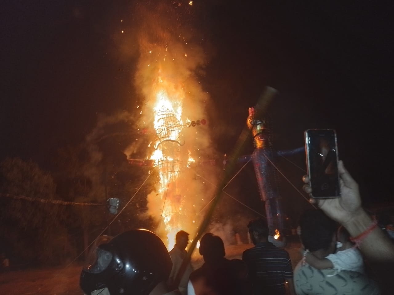  इकौना में धू-धू कर जलता रावण का पुतला