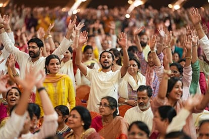 इंटरनेशनल सेंटर में आयोजित कार्यक्रम उपस्थित श्रद्धालु। स्रोत : आर्ट ऑफ लीविंग