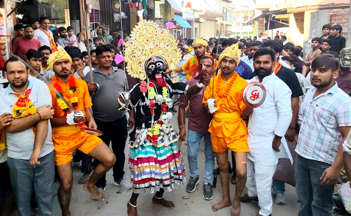 Bulandshahar News: मां महाचंडी की शोभायात्रा में उमड़े श्रद्धालु, झांकियों ने मोहा मन